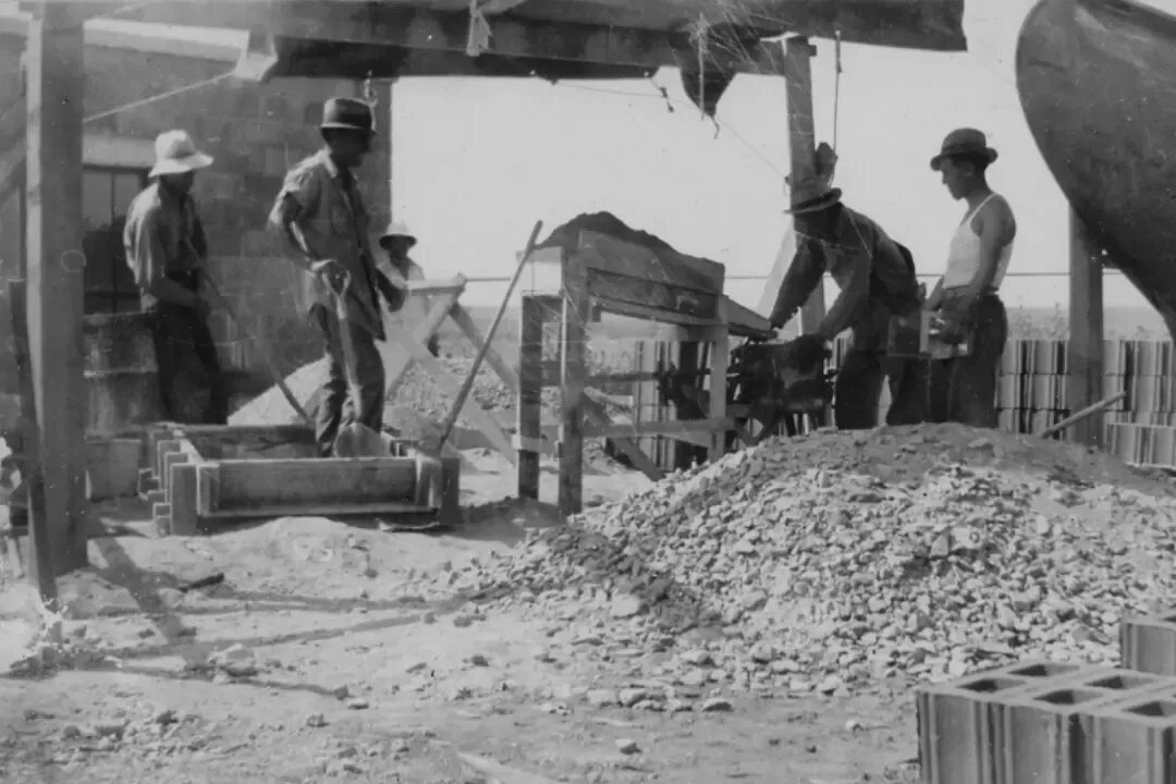 История возникновения цемента. Замешивание бетона. Цементный раствор м200. Портландцемент с водой. Комки цемента.