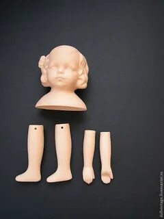 Рука фарфоровой куклы