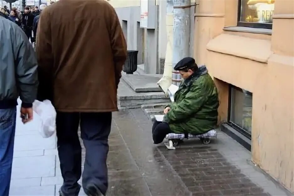 Попрошайка без ног в метро. Безногие попрошайки в метро.