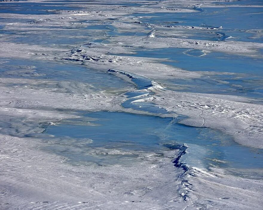 Трещин на зиму. Лед на реке. Треснувший лед на реке. Замерзшая река. Трещины на льду.