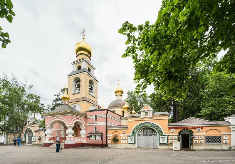 Храм патриаршего подворья. Патриаршее подворье в переделкино. переделкино храм преображения. преображенский храм в переделкино. храм патриаршего подворья в переделкино.
