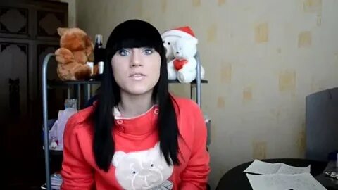 Девушка читает рэп