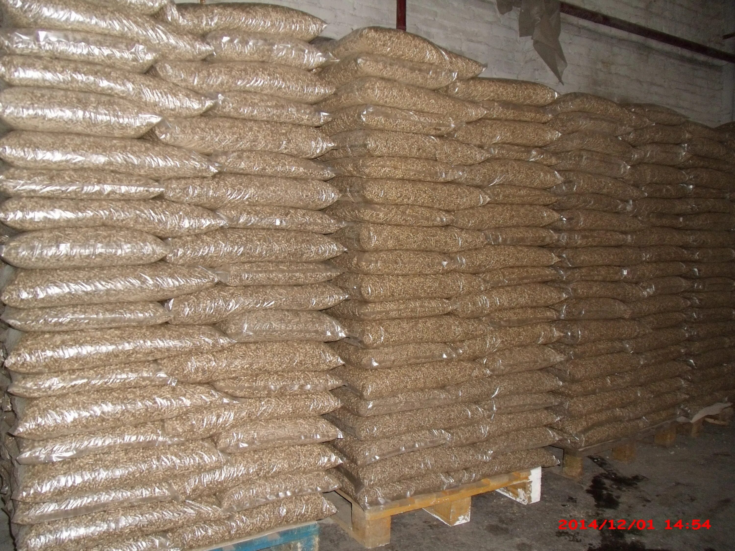 Тонна пеллетов. Тонна пеллет габариты. Пеллеты на поддоне. Пеллеты в мешках на европаллете. Топливные гранулы фасовка по 20 кг.