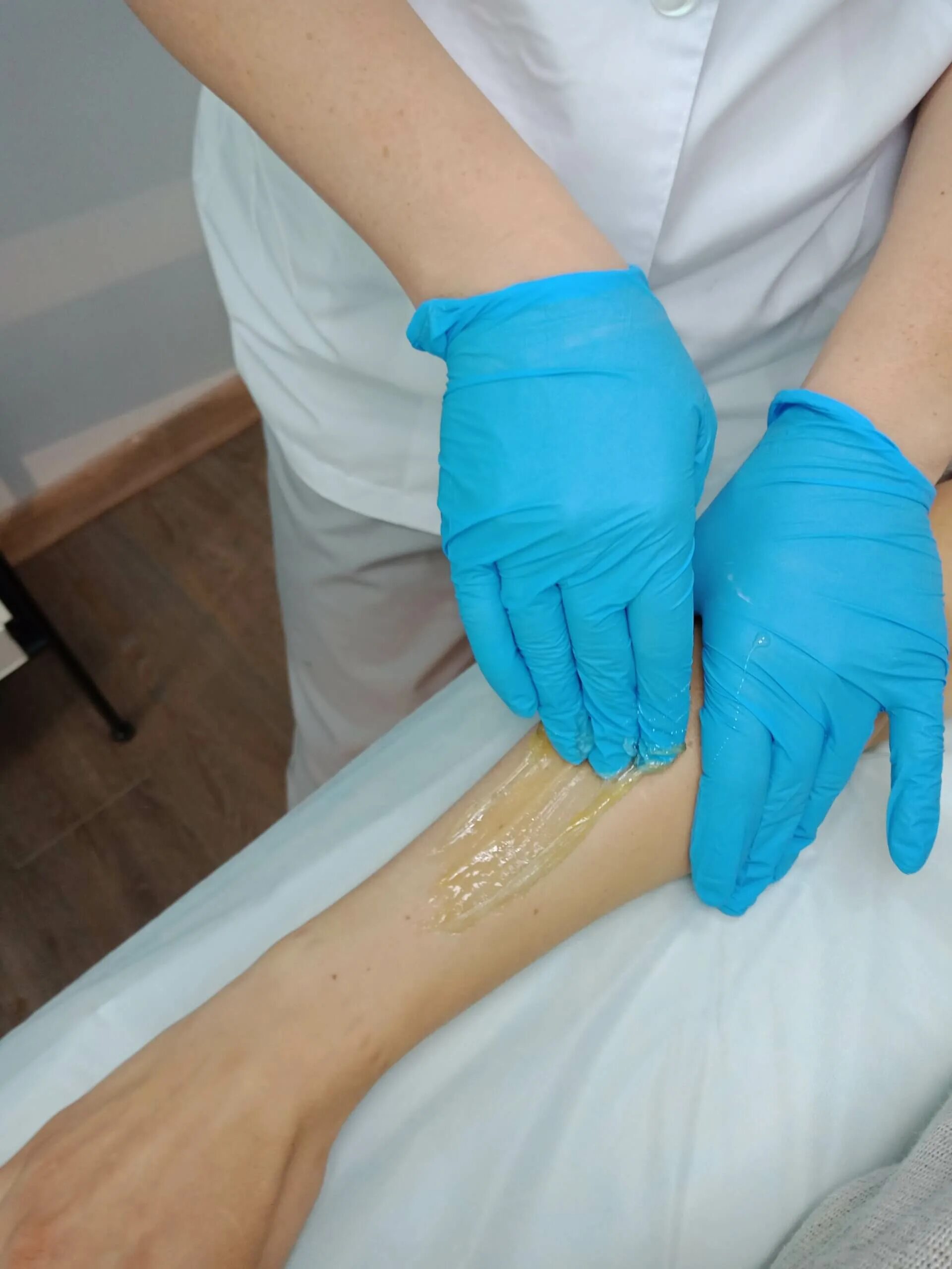 Восковая депиляция. Лазер midepi. Лазерная эпиляция. Салон эпиляции. Лазерная эпиляция голени.