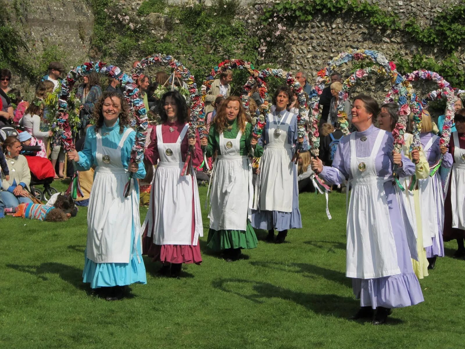 Майский праздник в Великобритании (May Day). Мэй Дэй в Англии. Мэй Дэй праздник. The Maypole праздник в Англии. 3 may holiday