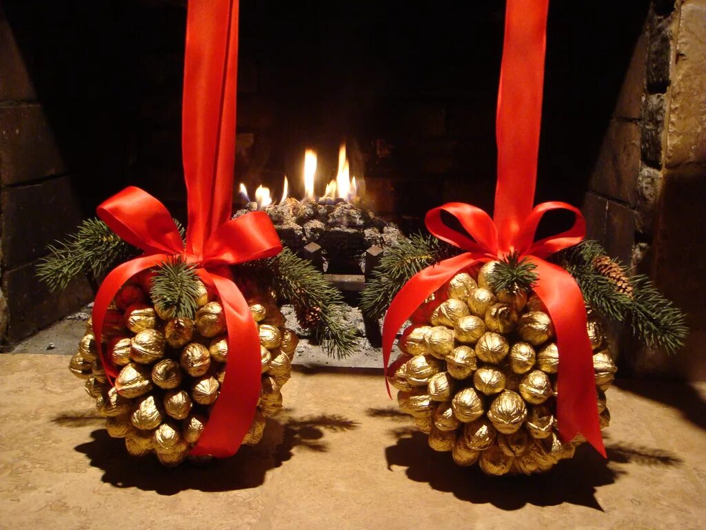 елочная игрушка из скорлупы грецкого ореха. игрушки из скорлупок грецкого ореха. игрушки из скорлупы грецкого ореха. елочные игрушки из орехов. новогодние украшения из грецких орехов.