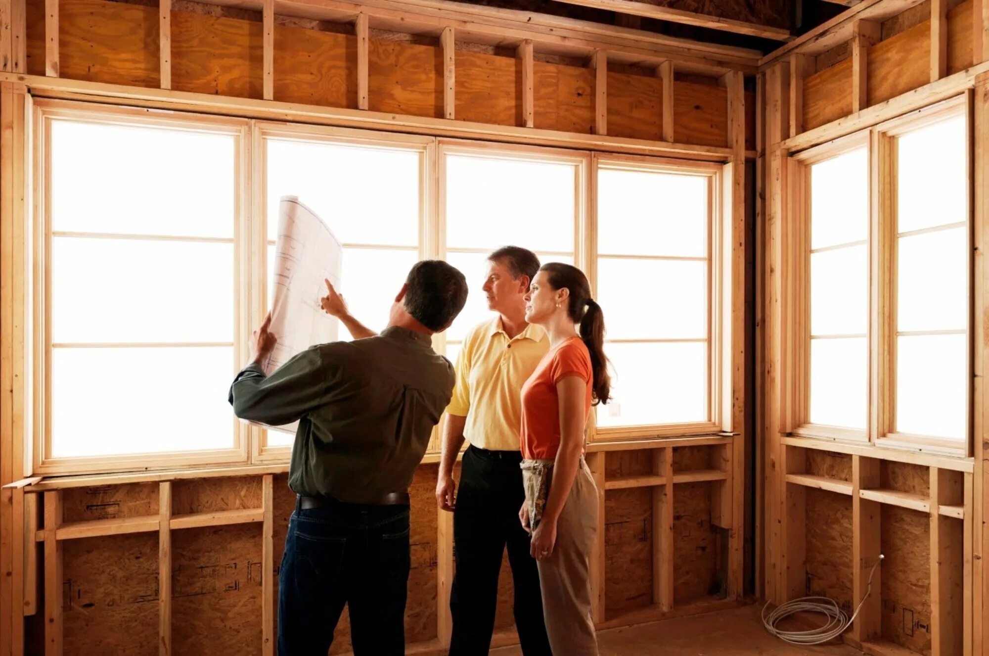 Фотографии как делают ремонт. Home renovation services. Following a recent renovation the new. Маляр красит стену. Ремонт квартиры процесс.