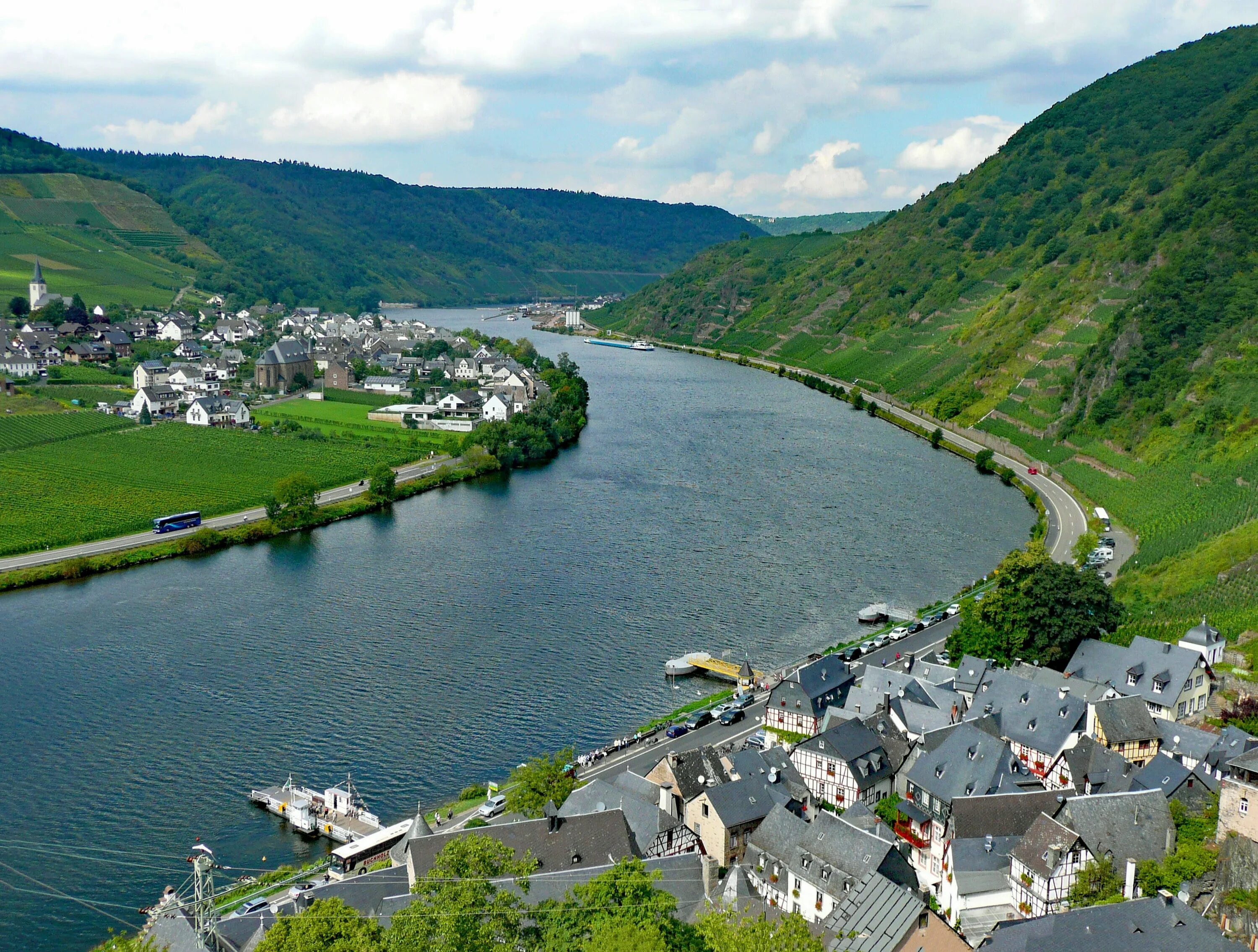 Как называется река германии. Мозель, Германия Байльштайн. Рейнланд-Пфальц Долина Рейна. Река Рейн в Германии. Германия деревня Байльштайн.