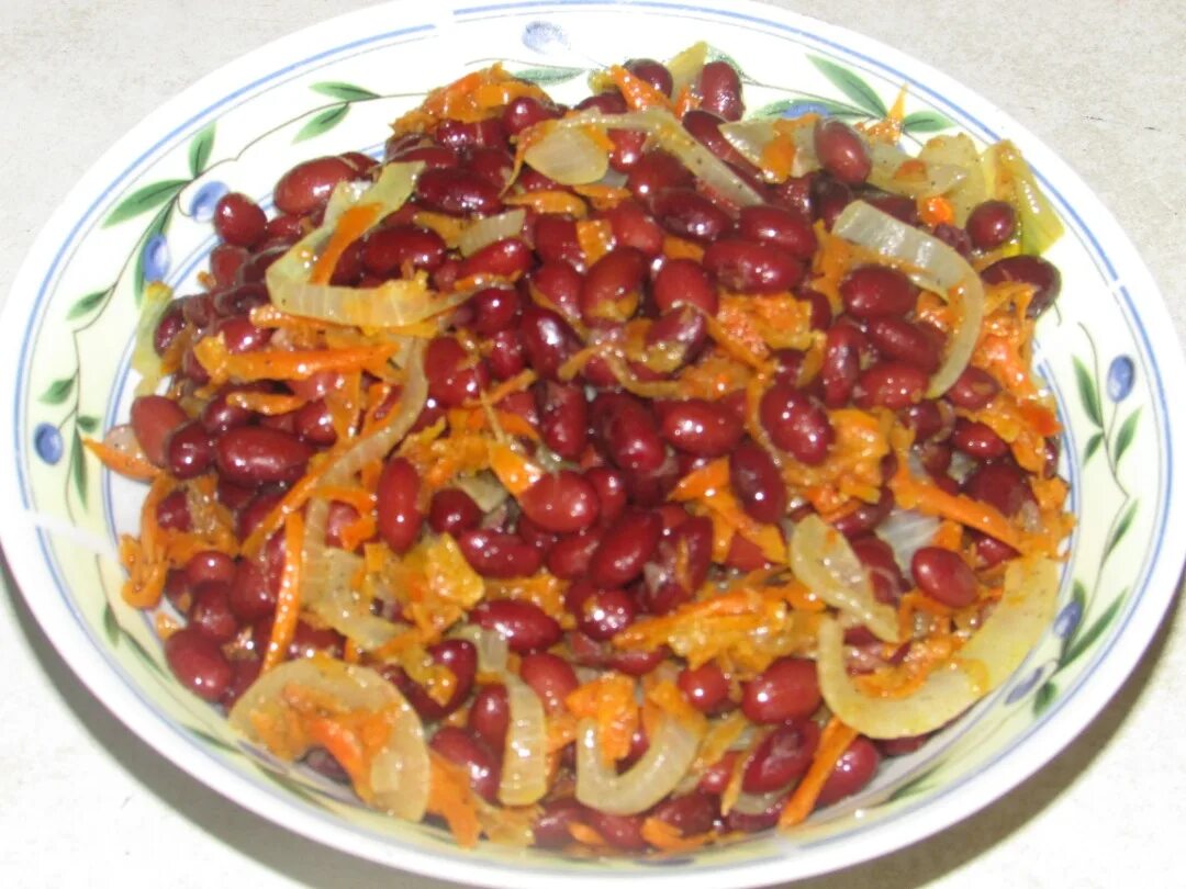 Фасоль с луком и морковью на сковороде. Фасоль с луком. красная фасоль с луком. фасоль с морковью. красная фасоль с морковкой.