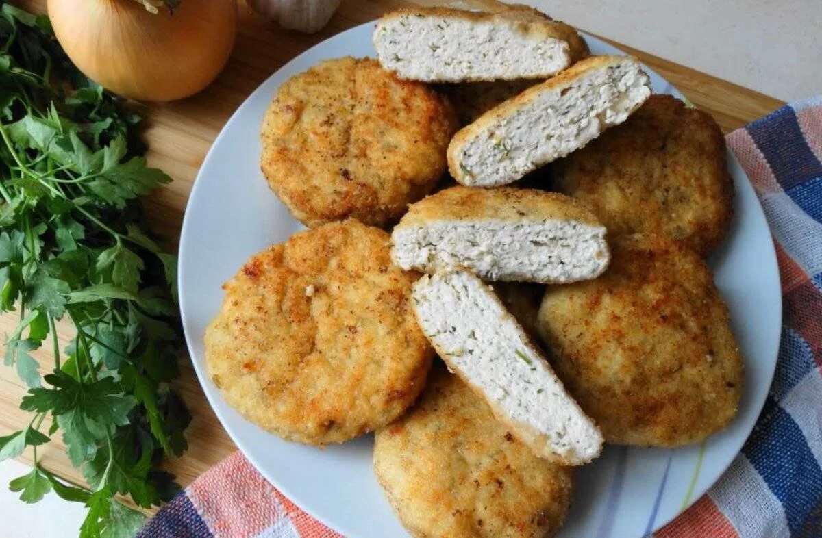 Что добавить в котлеты. Котлеты рыбные кето. куриная котлета каргилл. куриные котлеты с творогом. рыбные котлеты с творогом.