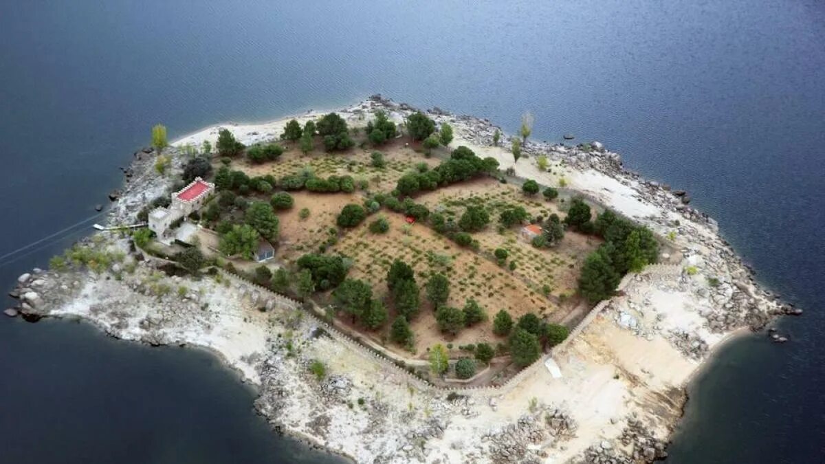 Исла фердчек остров. Дом Чибиса в Испании. Castilla Isle. Остров прокат