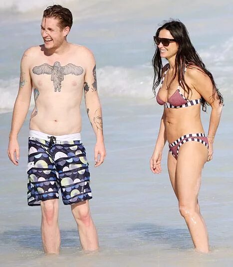 Деми мур с кем встречается сейчас Demi Moore dating tattooed drummer Sean Friday as the couple frolic on the bea