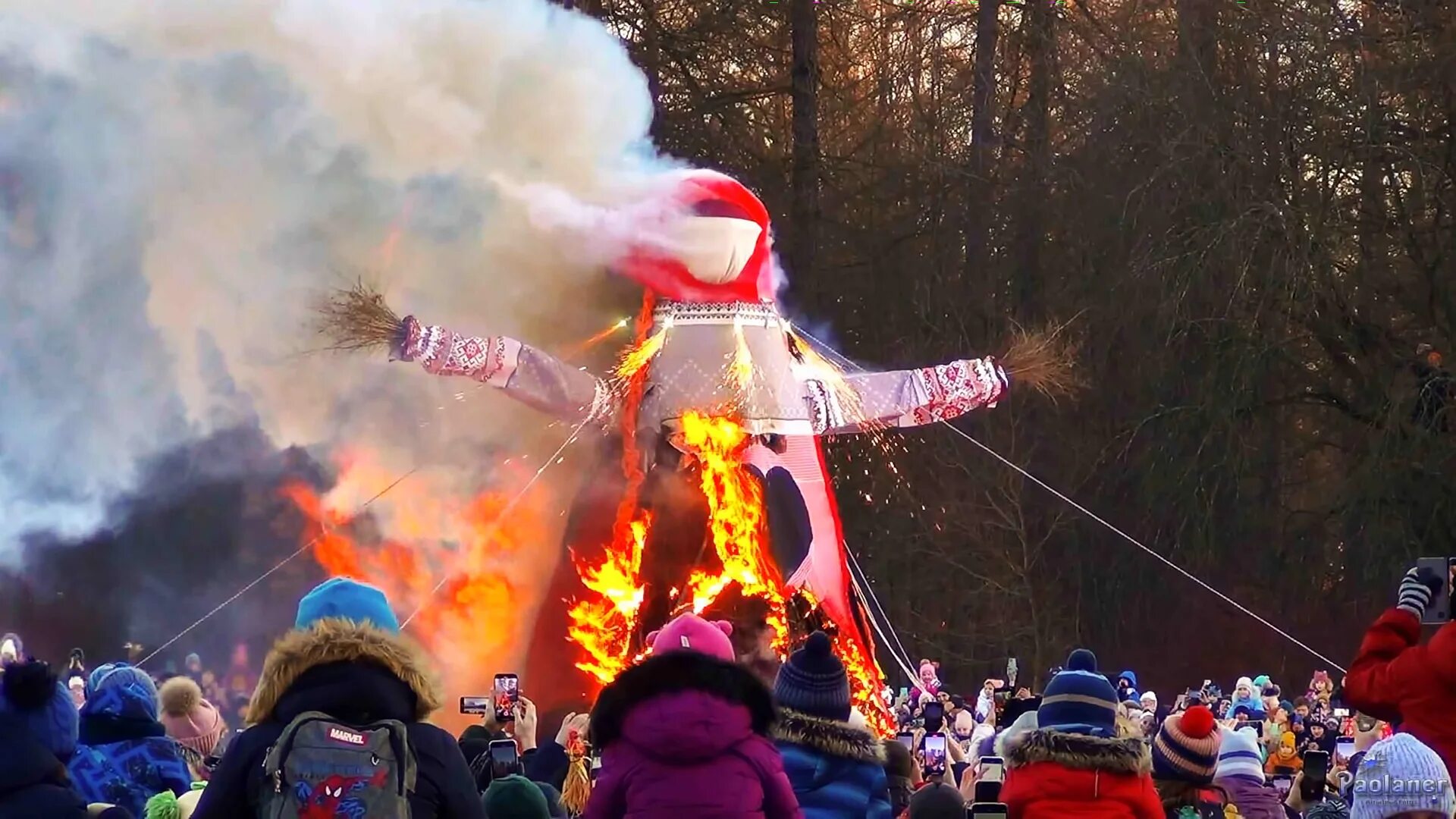 Сжигание масленицы в коломенском. Елагин остров Масленица 2022. Масленица ЦПКИО Елагин. Чучело ЦПКИО Масленица СПБ. Сжигание чучела Масленицы 2022.