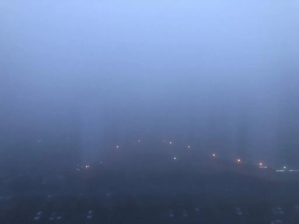 Вдруг навалился густой туман как будто стеной. Густой туман. Питер в тумане. Туманная погода. Туманная пелена.