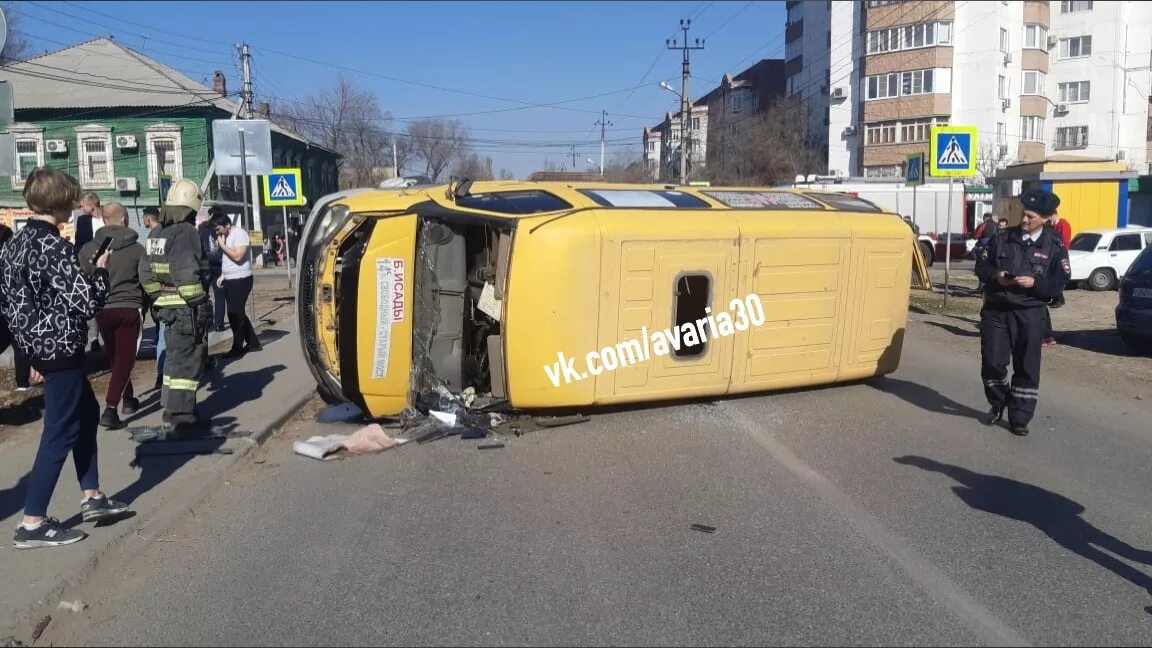 Тверской автобус перевернут. Перевернутая маршрутка астрахань. Хайта перевернулся автобус. Перевернулась маршрутка сегодня. Волгоград автобус перевернулся.