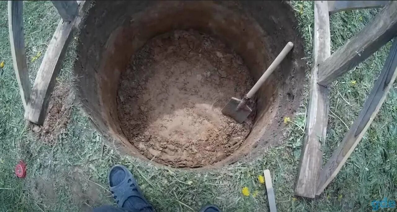 Копать железо. Старые копки. Ручная копка земли. Ручная копка траншей. Озерский район копка колодцев.