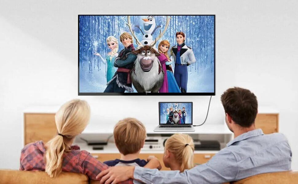 Семья сидит в гостиннтй. Телевизор для дошкольников. Просмотр фильма детей с родителями. Для всей семьи. Cinemood мультикубик cnmd0016se.