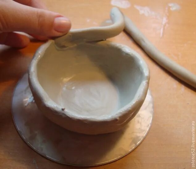 Лепка из глины посуда. Ручная лепка из глины тарелки. Чашка из гоинысвоими руками. Лепка глиняной посуды. Лепить посуду
