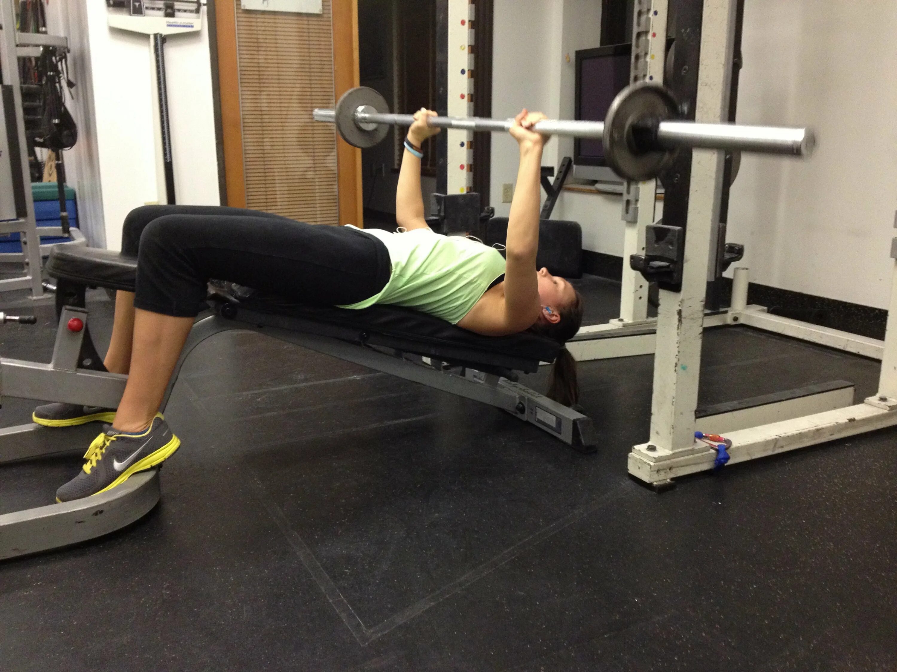 Французский жим лежа на наклонной скамье. Жим лежа опускание штанги. Жим штанги на наклонной скамье, под углом вверх. Жим лежа в наклоне. Французский жим гантелей 45 градусов.