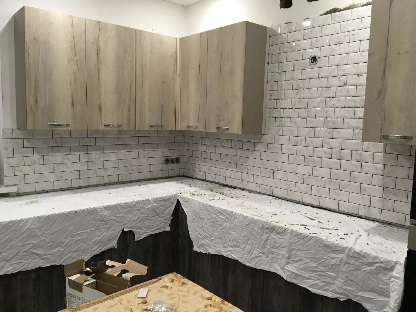 Укладка плитки на фартук кухни. Плитка antique crackle. Плитка кабанчик kerama marazzi. Керама марацци кабанчик. Плитка кабанчик 10 30 белая.