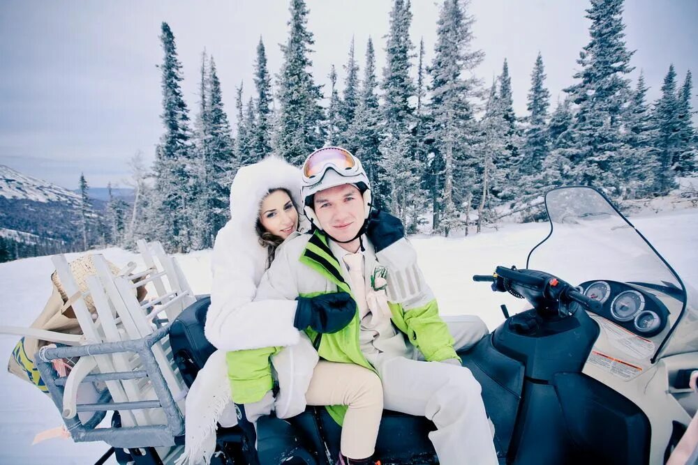 Пара на снегоходе. Семья на снегоходе. Парочка на снегоходе. Фотосессия на снегоходе пара. We visited russia last winter they