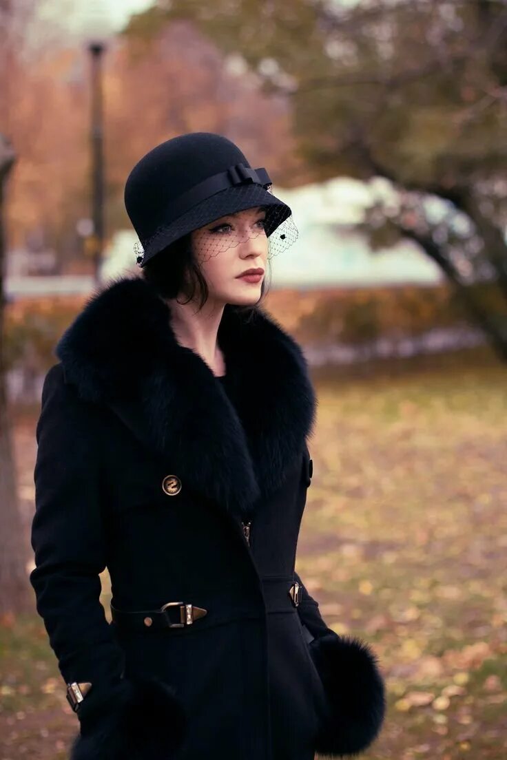 Девушка в пальто и шляпе. Шляпка к пальто. Девушка в черном пальто и шляпе. Без шляпы и пальто