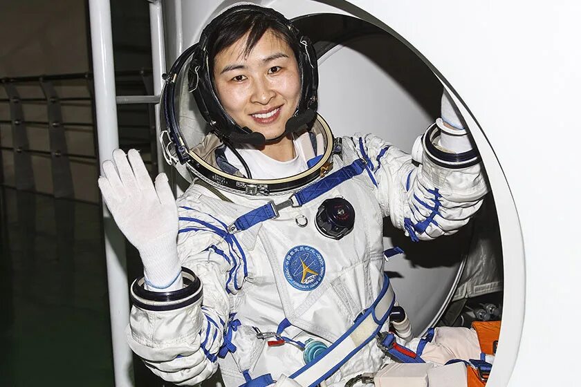 Первая женщина побывавшая в открытом космосе. Клоди Эньере. Китайские космонавты Ван Япин. Клоди Эньере космонавт.