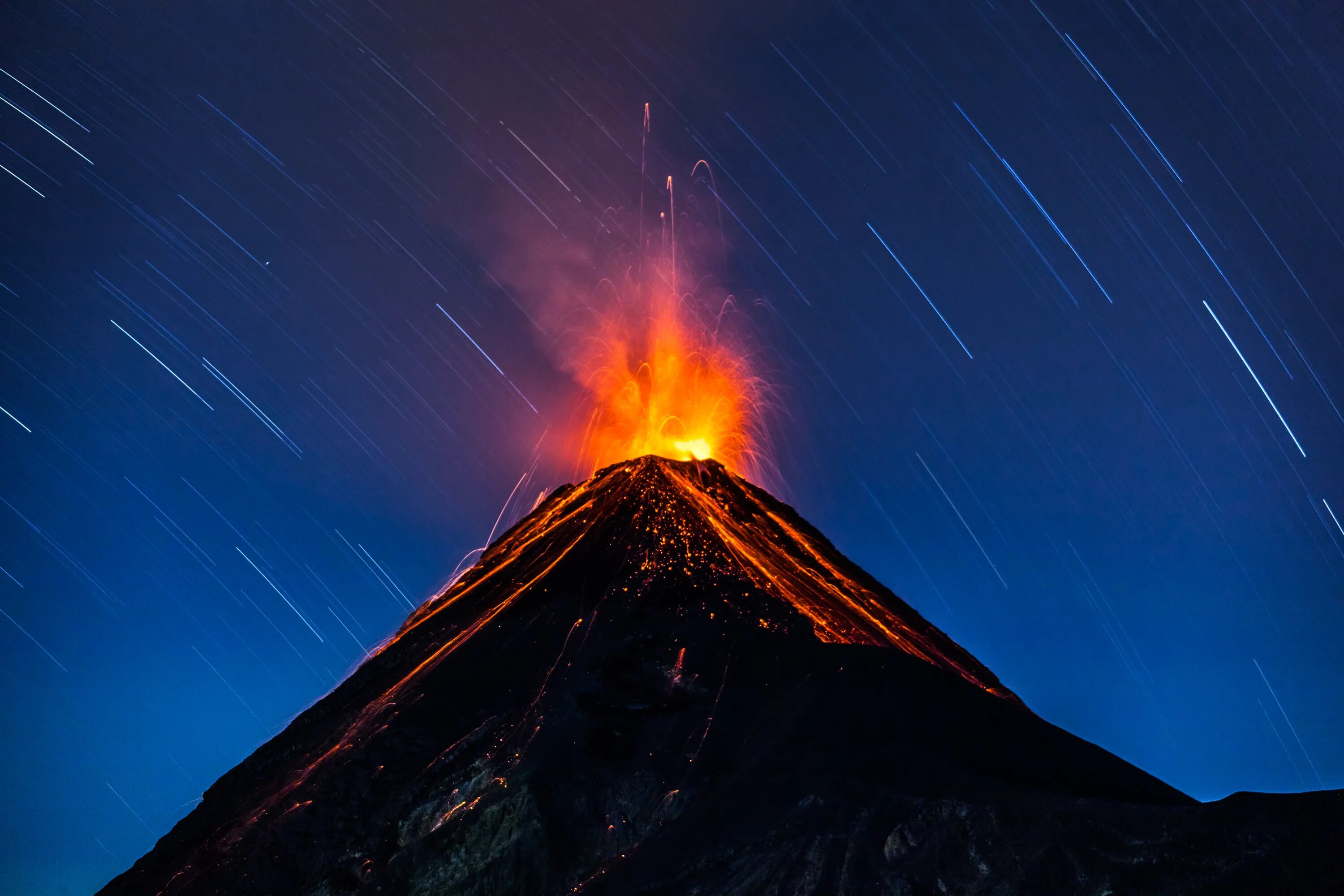 Действует ли вулкан везувий. Вулкан Везувий. Вулкан Везувий действующий. Извержение вулкана Везувий. Попокатепетль извержение.