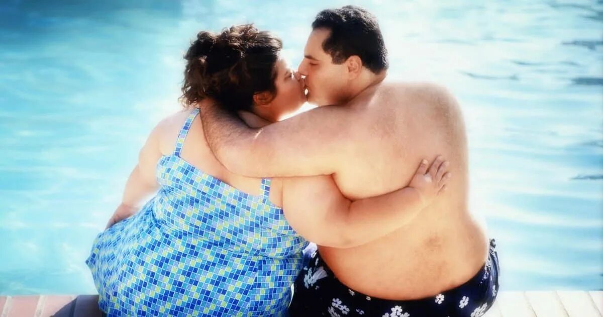 Про толстую жену. Пара с ожирением. Толстяк на девушке на пляже.