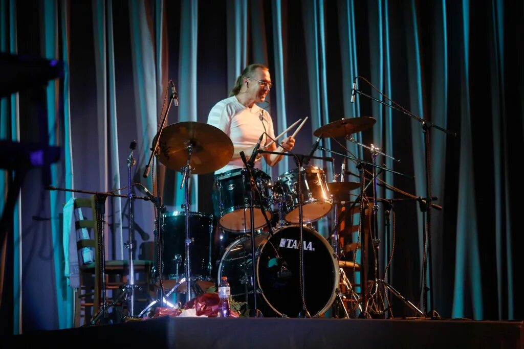 Горевал песня слушать. Текст песни мама не горюй валерий меладзе. Горевал песня слушать. У реки девчонка горевала на гитаре. Горевал песня слушать.