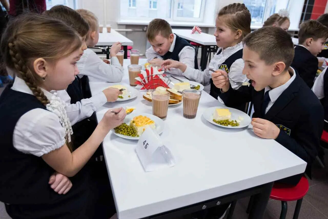 Столовая школа ученики. Школьная столовая. Обед в школе. Столовая в школе. Школьники в столовой.