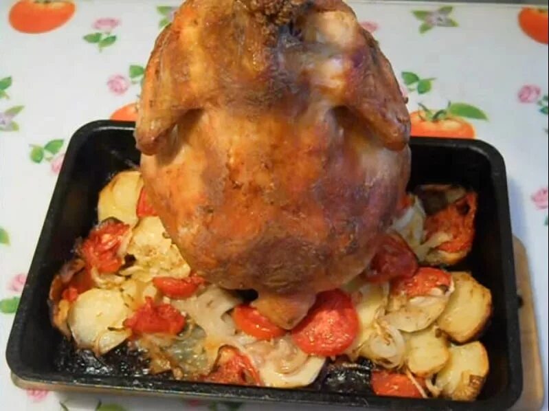 Картошка с курицей в банке в духовке. Курица в духовке. Курица с овощами в духовке. Курица на бутылке в духовке с картошкой. Курочка с овощами в духовке.