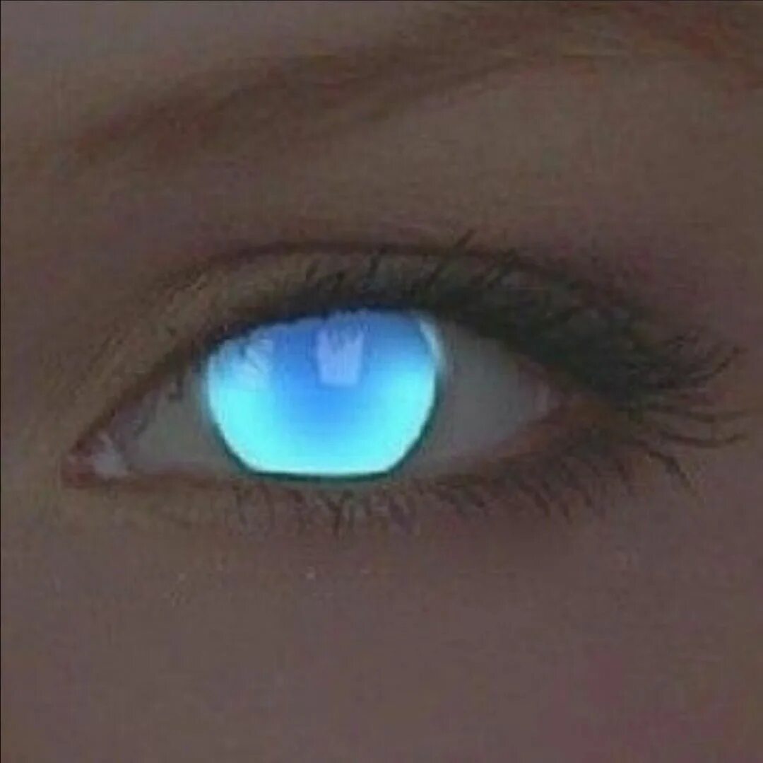 Хочу светящиеся глаза. Линзы Electric Blue. Линзы Crazy без зрачка qn092 белый. Голубые линзы. Линзы голубые светящиеся.