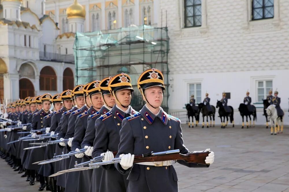 Кремлевская форма. Форма ФСО президентский полк. Президентский полк комендатуры Московского Кремля. Президентский полк СКМК ФСО РФ. Солдаты ФСО президентский полк.