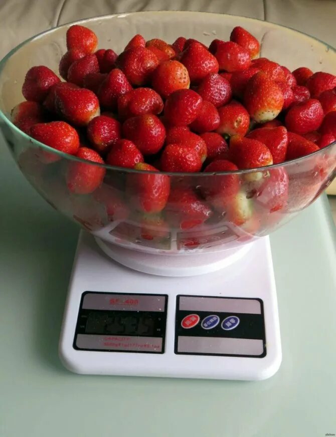 клюква в ведре. 1 кг ягод 1. 1 кг ягод 1. 100 г малины. 1 кг ягод 1.