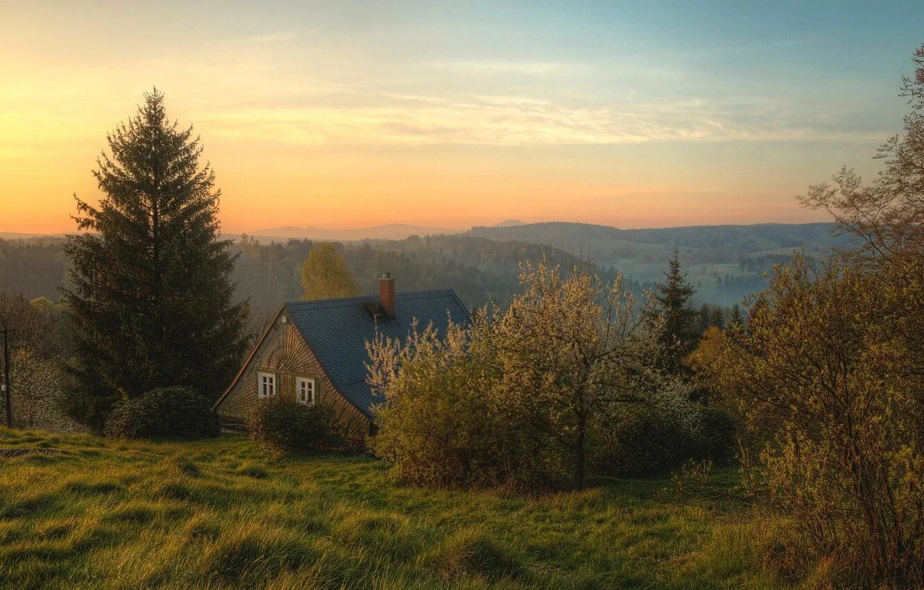 Домики вдали. Швейцария одинокий дом. "Домик на Холме" Аше. Деревенский пейзаж. Одинокий домик.