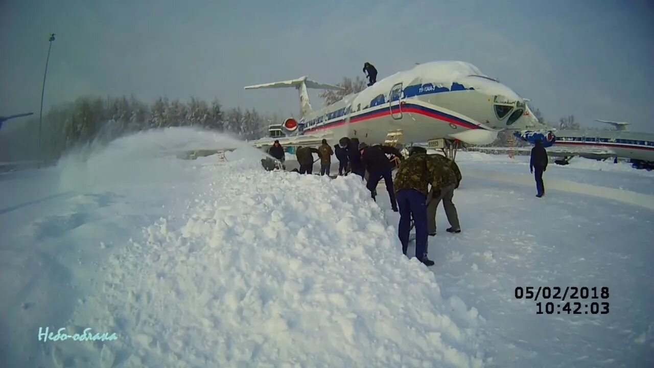 Давай заметай свои аэропорты песня. Аэродром замело. Авиатехник аэродром Северный. Песня авиационные. Аэродром песня.