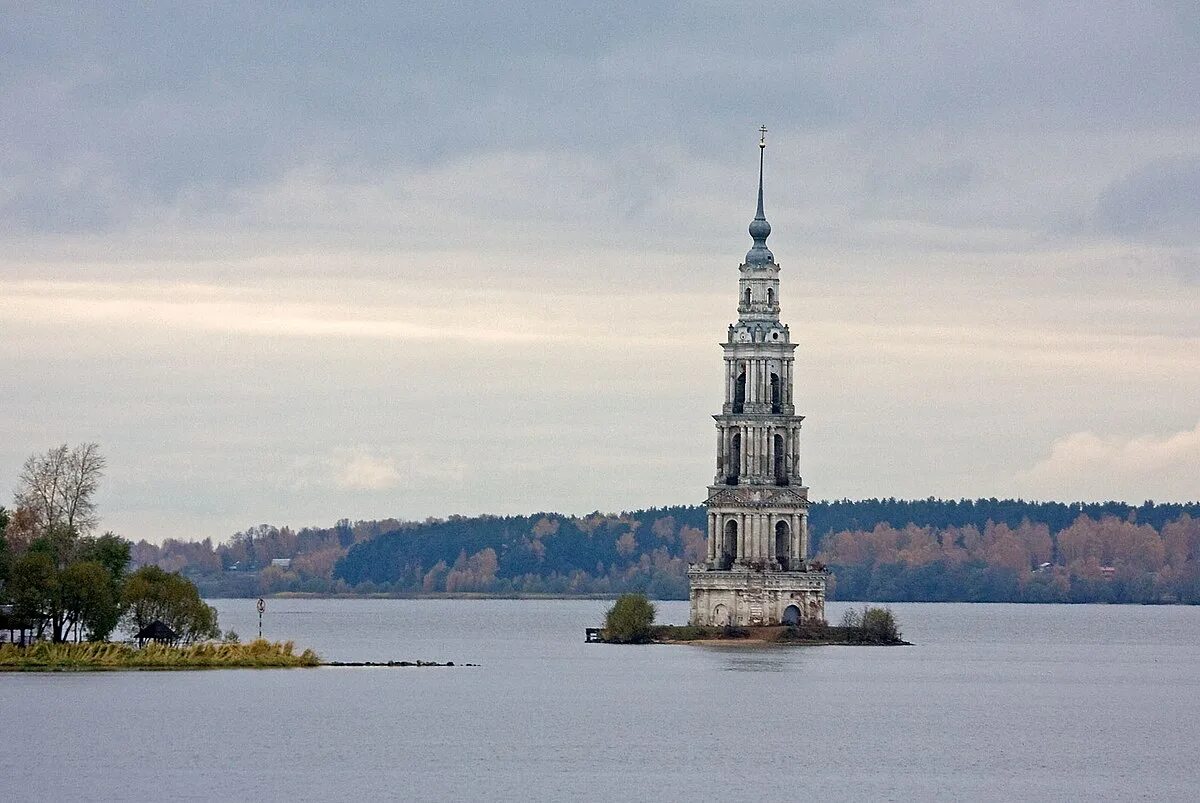 Калязин церковь в воде. Колокольня никольского собора в калязине. калязинская колокольня угличское водохранилище. затопленная колокольня в калязине. затопленная церковь в калязине.