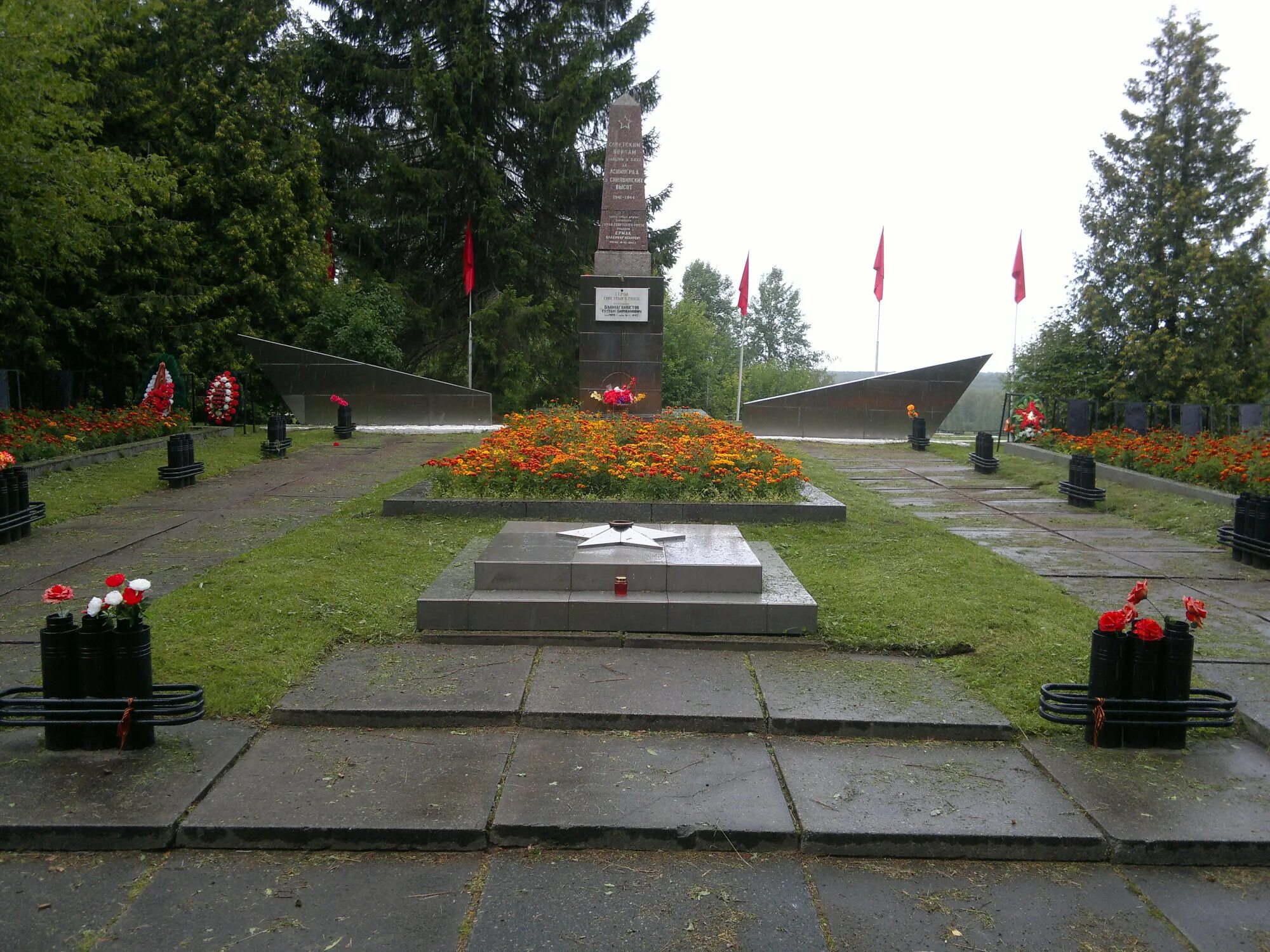 Мемориал невский пятачок дубровка. Мемориальный камень невский пятачок. Деревня кириши ленинградская область. Невский пятачок обелиск. Синявинские высоты памятник.