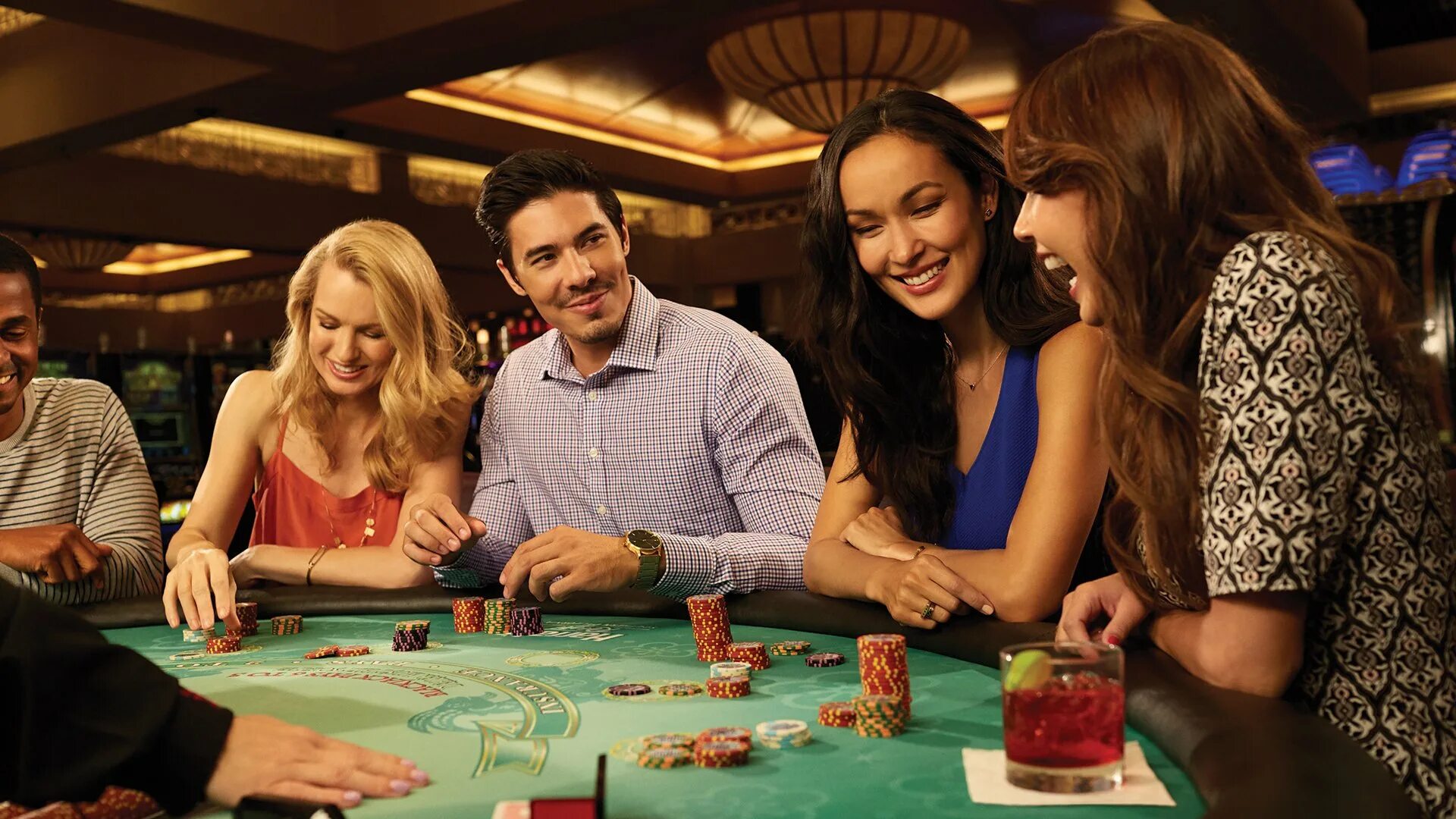 Покер за столом. Парень казино. Казино Покер. За столом казино.