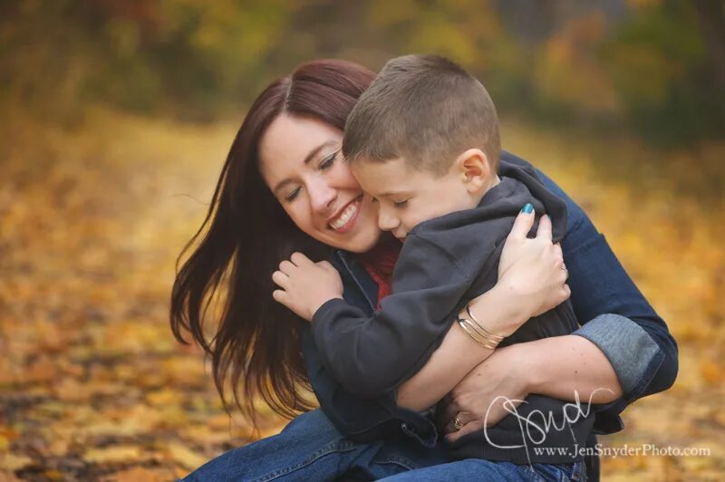 Мама целует сына. Фотосессия мамы и сыночка. Картинка мама бич. Mom en son. Мом son.