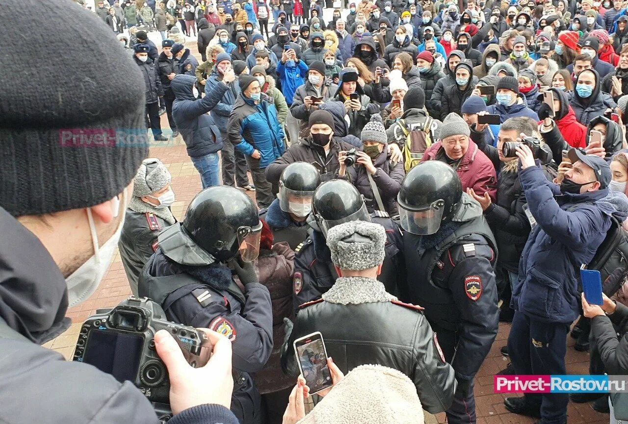 Митинг ростов сегодня. Митинги в Ростове на Дону. Толпа митинг. Митинг в Ростове. Толпа людей митинг.