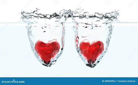 2 красных сердца падая в воду на белой предпосылке. 