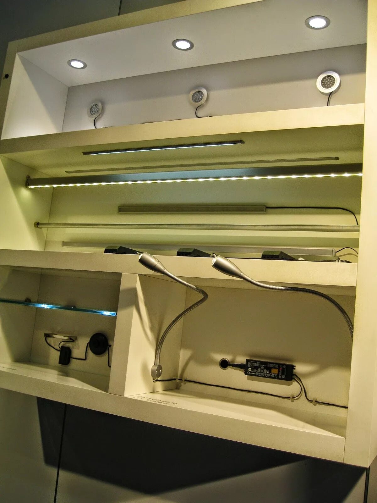 Электрика на подсветку кухонного шкафа. Подсветка диодная 2к для стеклянных полок gtv. Светильник в шкаф 19u. Подсветка стеклянных полок. Освещение в шкаф своими руками на аккумуляторах.