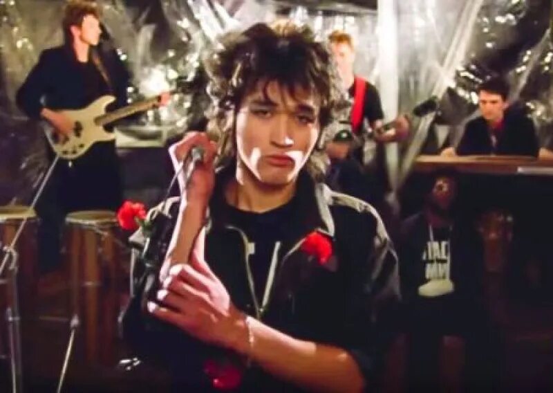 Цой с поклонницей. Металлика трухильо группа крови. Текст песни группа крови виктор цой. Группа исполнила песню цоя. Виктор цой кровь.