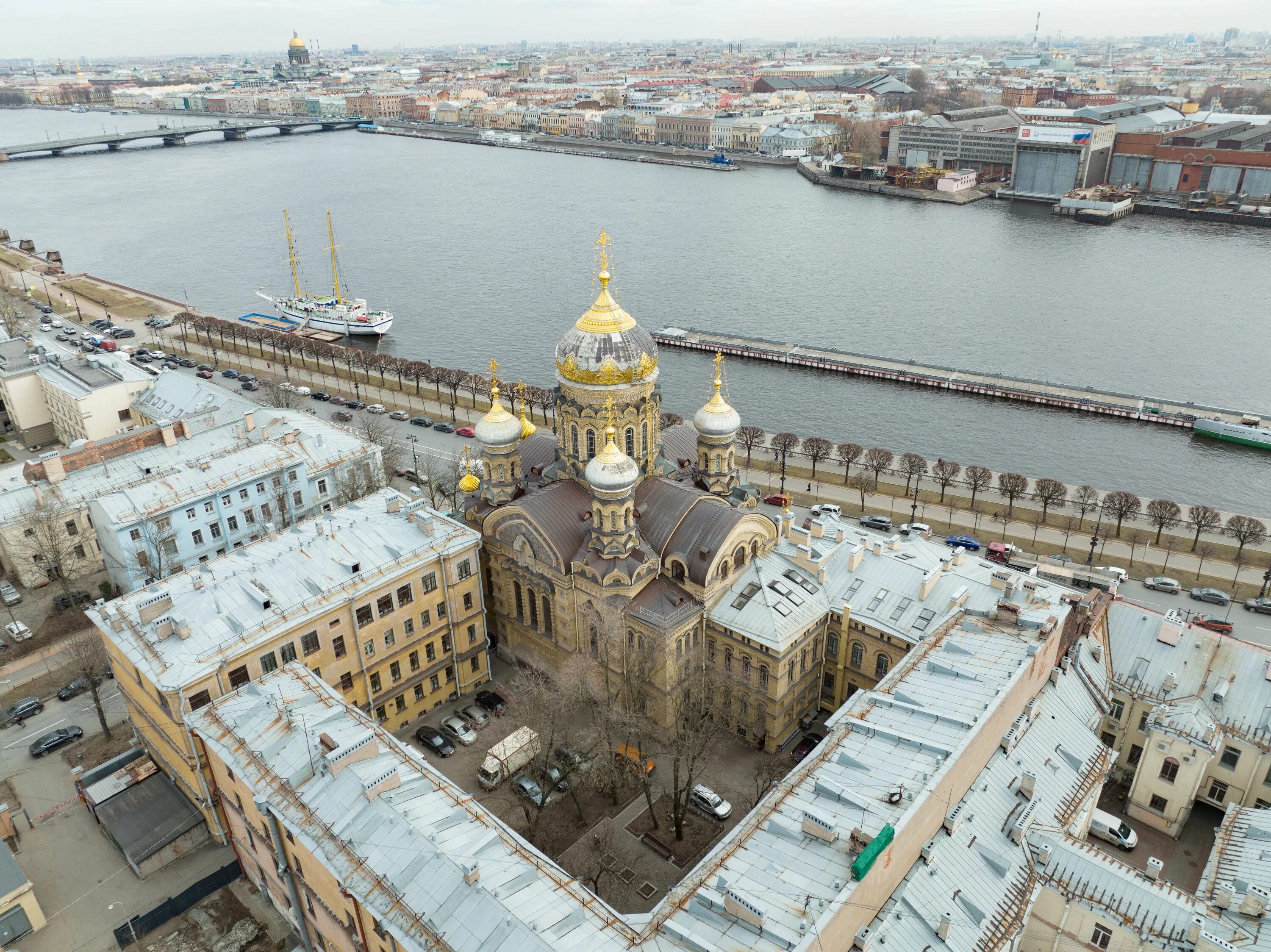 Подворье Оптиной пустыни в Санкт-Петербурге. СПБ Успенское подворье Оптиной пустыни. Храм подворье Оптиной пустыни в СПБ. Подворье Киево-Печерской Лавры. Оптинское подворье в петербурге