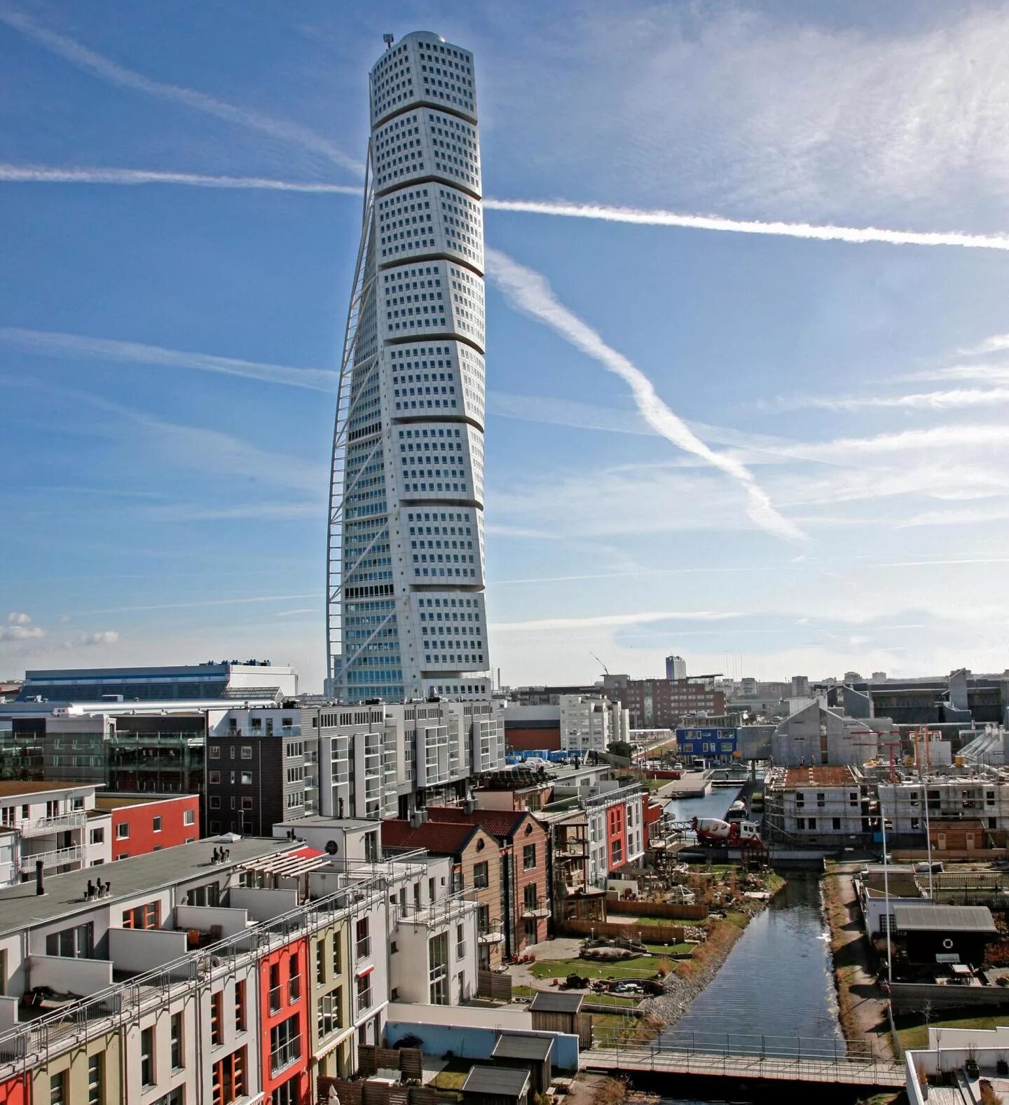 Небоскреб в мальме. Небоскреб turning torso мальмё,. Небоскреб turning torso в швеции. Сантьяго калатрава небоскреб. Небоскреб turning torso мальмё, швеция (1999 - 2005).