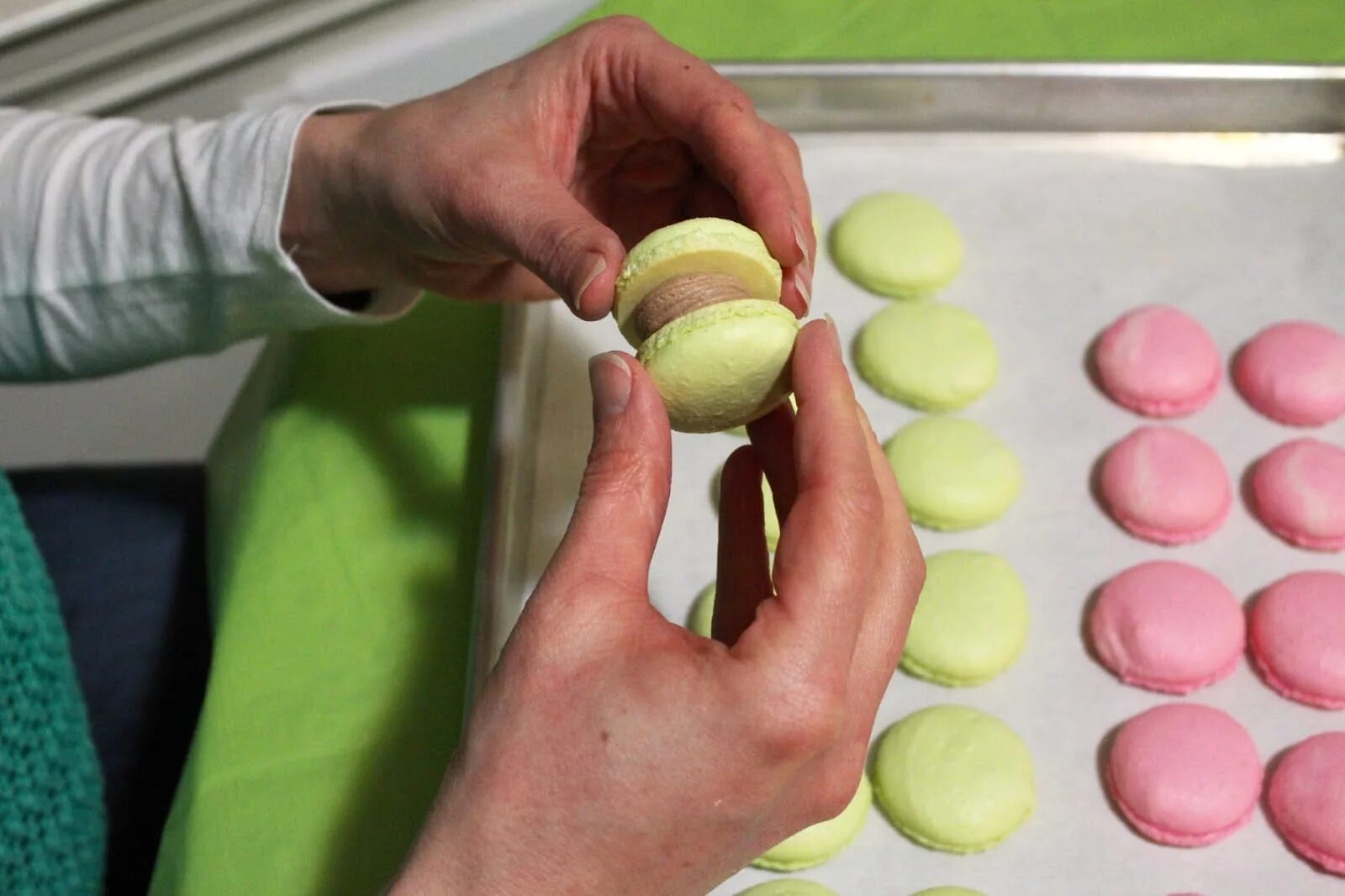 Worth Pinning: French Macarons with Nutella Buttercream Filling Nutella buttercr
