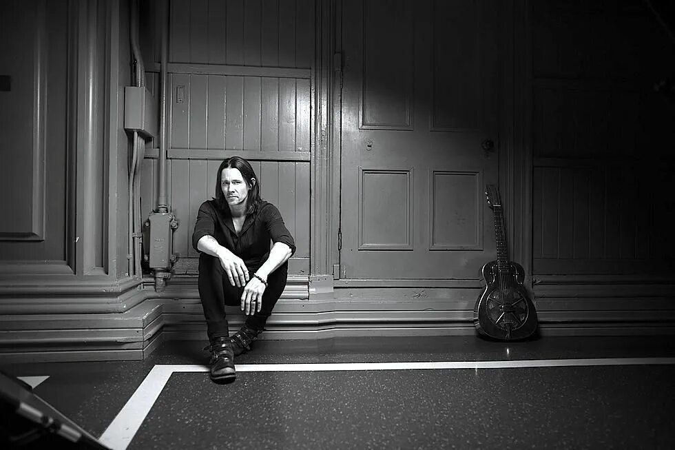 Myles kennedy the art of letting go. Майлз кеннеди. майлз кеннеди американский музыкант. myles kennedy the ides of march 2025. майлз кеннеди в молодости.