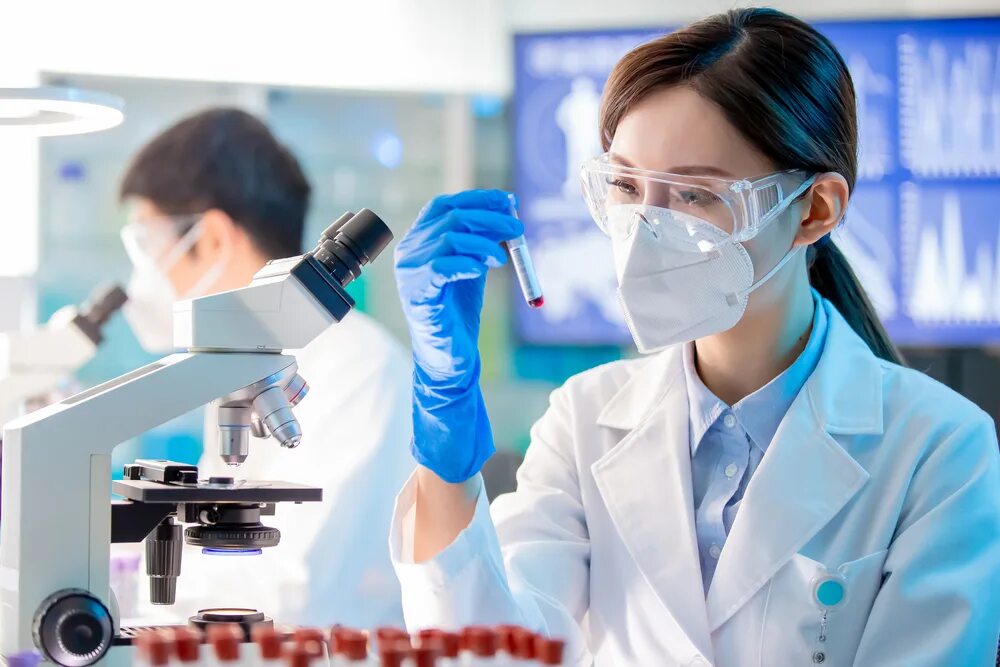 Биолог микробиолог. Лаборант микробиолог. День микробиолога. Лаборант бактериолог. Ученые микробиологи.